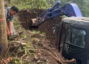 Tiris Longsor, Masyarakat dan Pemkab Gerak Cepat Kolaborasi Bikin Jalan Baru