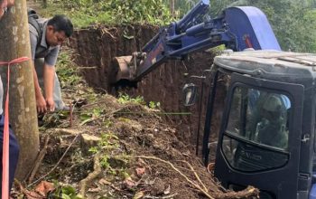 Tiris Longsor, Masyarakat dan Pemkab Gerak Cepat Kolaborasi Bikin Jalan Baru