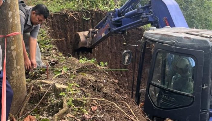 Tiris Longsor, Masyarakat dan Pemkab Gerak Cepat Kolaborasi Bikin Jalan Baru