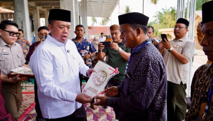 Menteri Nusron Serahkan Sertipikat Wakaf dan Bantuan dari MUI untuk Masjid Salman Alfarisi Aceh Tamiang